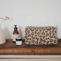 trousse-de-toilette-vic-imprime-leopard-naturel (1)