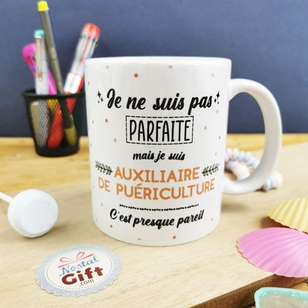 mug-auxiliaire-puericulture-loin